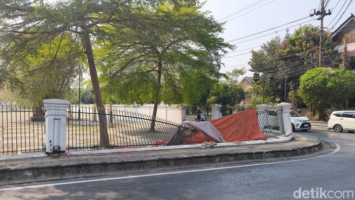 Penampakan pagar Pamedan Pura Mangkunegaran Solo yang ambruk, Jumat (2/10/2026).