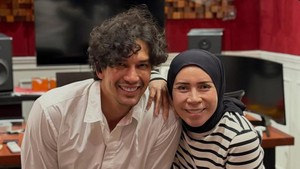 Setelah 16 tahun lalu rilisan pertama, Melly Goeslaw kini membawakan langsung lagu ciptaannya itu. Foto: Instagram @dimasbeck