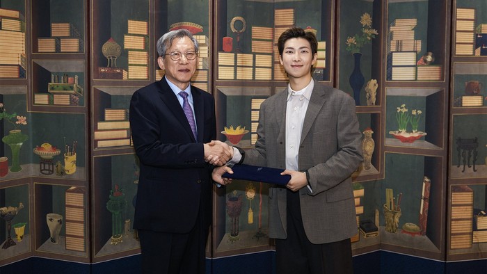Member BTS, RM, sumbangkan Rp 1,1 miliar ke Museum Nasional Korea Selatan untuk mendukung pengadaan artefak budaya bagi koleksi museum.
