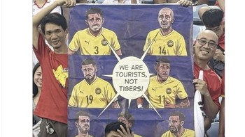 Spanduk “We Are Tourists, Not Tigers!” kembali dipakai untuk menyenggol Harimau Malaya. Warganet bahkan mengaitkannya dengan drama menit-menit akhir yang membuyarkan mimpi Malaysia ke final. Foto: X.com