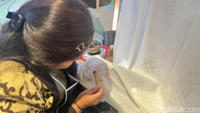 Pengrajin batik saat mencanting di salah satu hotel di Medan.