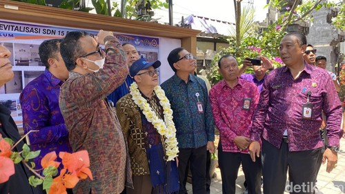 Mendikdasmen Abdul Muti didampingi Wali Kota Denpasar saat meninjau revitalisasi SDN 15 Dangin Puri, Denpasar.