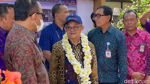Mendikdasmen Abdul Muti saat kunjungan di SDN 15 Dangin Puri, Denpasar, Bali, Jumat (2/10/2026). (Foto: Izzul Wafa/detikBali)