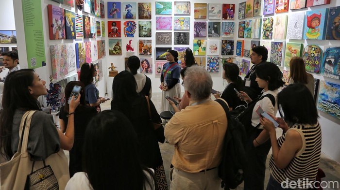 Pameran seni Art Jakarta 2026 kembali digelar di JIExpo, Kemayoran, Jakarta. Gelaran ini menjadi salah satu ruang pertemuan bagi seniman, galeri, kolektor, dan pencinta seni untuk menikmati beragam karya seni kontemporer.