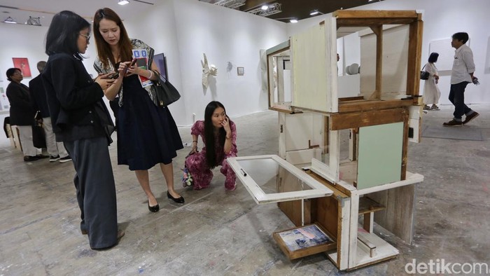 Pameran seni Art Jakarta 2026 kembali digelar di JIExpo, Kemayoran, Jakarta. Gelaran ini menjadi salah satu ruang pertemuan bagi seniman, galeri, kolektor, dan pencinta seni untuk menikmati beragam karya seni kontemporer.