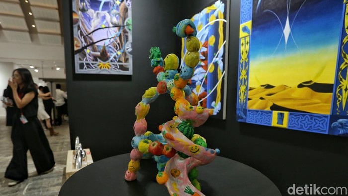 Pameran seni Art Jakarta 2026 kembali digelar di JIExpo, Kemayoran, Jakarta. Gelaran ini menjadi salah satu ruang pertemuan bagi seniman, galeri, kolektor, dan pencinta seni untuk menikmati beragam karya seni kontemporer.