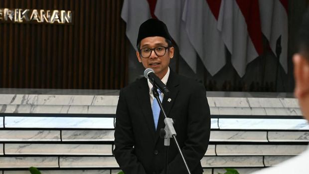 Menteri Kelautan dan Perikanan Sakti Wahyu Trenggono menyambut kehadiran Wakil Menteri Kelautan dan Perikanan (Wamen KP) baru, Irwan Meilano. Menteri Kelautan dan Perikanan Sakti Wahyu Trenggono menyambut kehadiran Wakil Menteri Kelautan dan Perikanan (Wamen KP) baru, Irwan Meilano. (Dok. KKP)