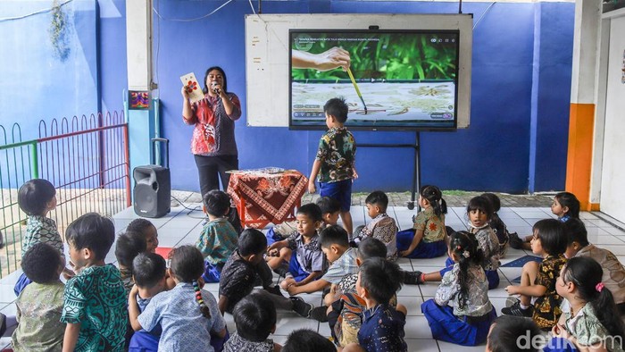 Sejumlah anak belajar membatik di TK Strada Santa Theresia, kawasan Koja, Jakarta Utara, Jumat (2/10/2026). Kegiatan tersebut digelar dalam rangka memperingati Hari Batik Nasional yang diperingati setiap 2 Oktober.
