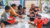 Dalam kegiatan tersebut, anak-anak diperkenalkan pada batik melalui aktivitas sederhana yang disesuaikan dengan usia mereka.