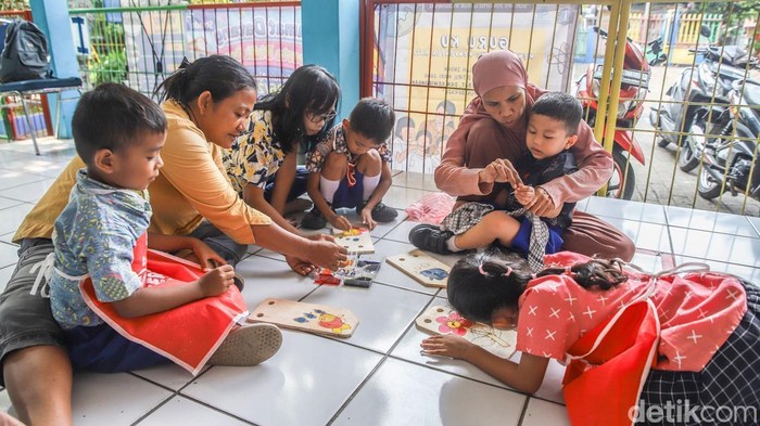 Sejumlah anak belajar membatik di TK Strada Santa Theresia, kawasan Koja, Jakarta Utara, Jumat (2/10/2026). Kegiatan tersebut digelar dalam rangka memperingati Hari Batik Nasional yang diperingati setiap 2 Oktober.