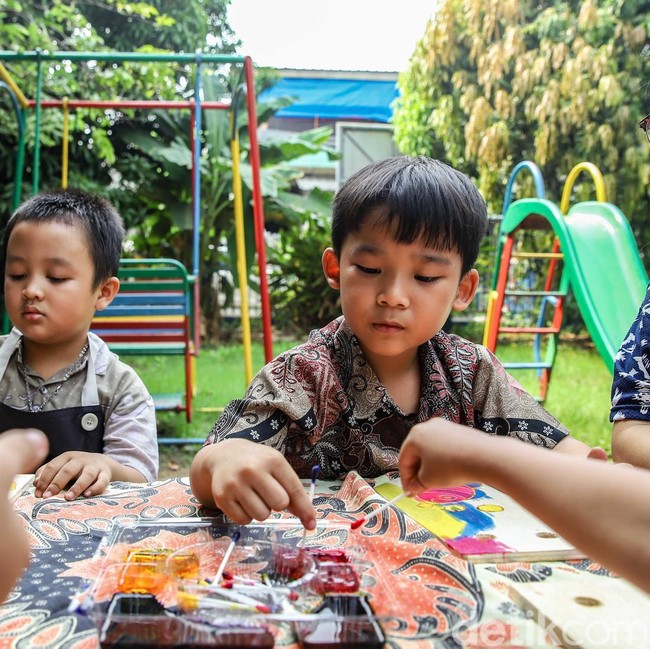 Merayakan Hari Batik Lewat Goresan Cilik