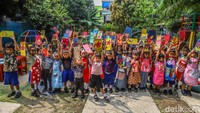 Kegiatan membatik di atas kayu pun menjadi cara sederhana bagi anak-anak untuk mengenal dan ikut menjaga keberadaan batik sebagai bagian dari warisan budaya Indonesia.