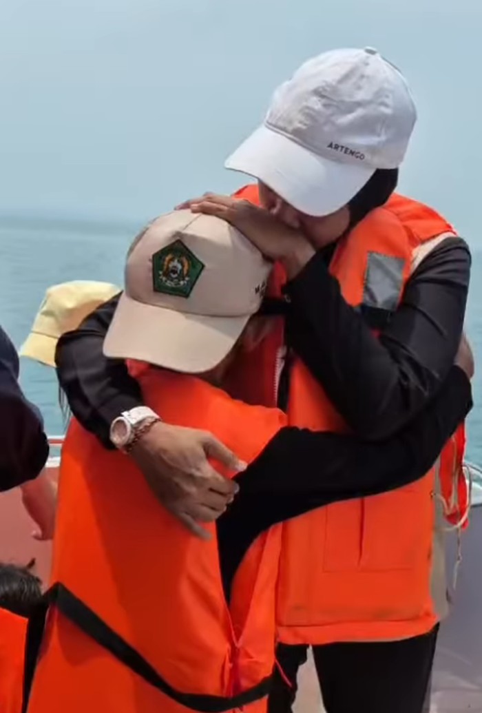 Momen haru keluarga tabur bunga di Selat Sunda tepat di hari ulang tahun Firdaus Wajidi, jurnalis yang hilang kontak saat meliput Anak Krakatau.