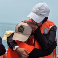 Haru! Viral Keluarga Tabur Bunga di Hari Ultah Jurnalis Hilang di Selat Sunda