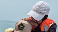 Haru! Viral Keluarga Tabur Bunga di Hari Ultah Jurnalis Hilang di Selat Sunda