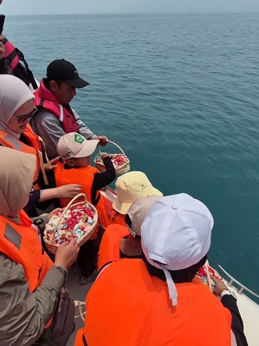 Momen haru keluarga tabur bunga di Selat Sunda tepat di hari ulang tahun Firdaus Wajidi, jurnalis yang hilang kontak saat meliput Anak Krakatau.