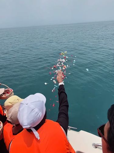 Momen haru keluarga tabur bunga di Selat Sunda tepat di hari ulang tahun Firdaus Wajidi, jurnalis yang hilang kontak saat meliput Anak Krakatau.