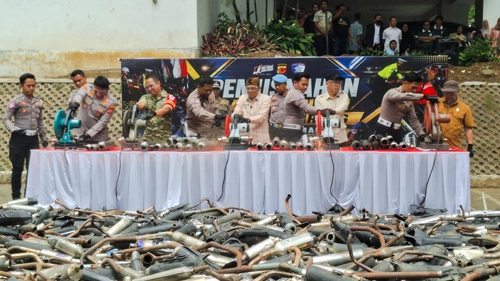 Momen pemusnahan knalpot brong dan tembakau sintetis di Pemkot Cimahi