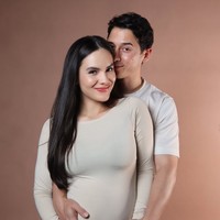 Menanggapi gosip yang beredar terkait masa lalunya, Nino sampai membuat klarifikasi melalui story di akun TikTok pribadinya. Gue sama mantan itu pisah atas permintaan dia, berita yang bilang bahwa gue yang minta cerai itu sama sekali tidak benar apalagi meninggalkan karena tidak bisa memberi momongan, tulisnya. Nino juga menjelaskan bahwa tidak ada orang ketiga dalam rumah tangganya saat itu. Ia dan Steffi baru bertemu setelah berpisah dari istri pertamanya. Foto: Instagram/@ninojkt