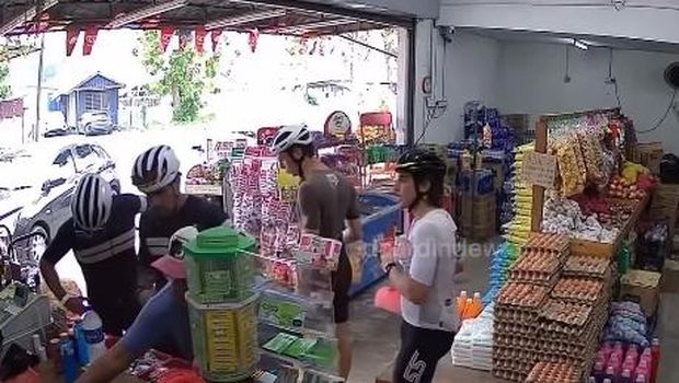 Viral! Rombongan Pebalap F1 Jajan di Warung, Netizen Salah Fokus