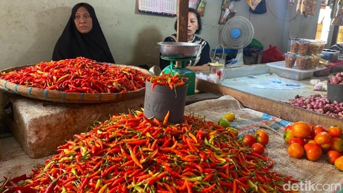 Pedagang cabai rawit di Pasar Lakessi.