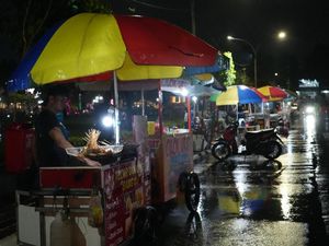 Berkah Nobar di Pakansari: Cuan Pedagang Ikut Meroket