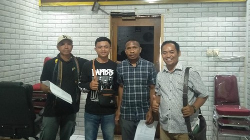 Engelbertus Abun dan Samuel (ke-2 dan ke-3) dari kiri didampingi Sirilus Ladur (kanan) seusai tanda tangan berita acara perdamaian di Polres Manggarai Barat, Jumat (2/10/2026).