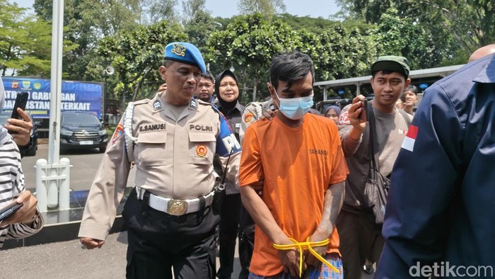 Pelaku pencurian kabel lampu merah di Kota Bandung.