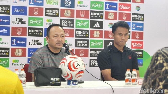 Pelatih Persis Solo Ricky Nelson, dan bek Persis Solo Kadek Raditya, saat konferensi pers di Stadion Manahan Solo, Jumat (2/10/2026).