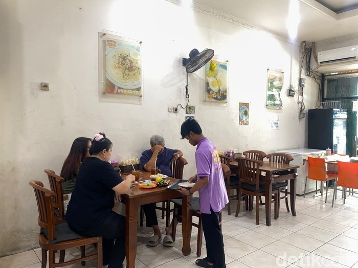 Pempek Nelly 10 Ulu Pempek Nelly 10 Ulu yang legendaris sejak 1995 di Jalan Garuda