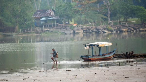 Pendangkalan Muara Batang Anai Ganggu Aktivitas Nelayan