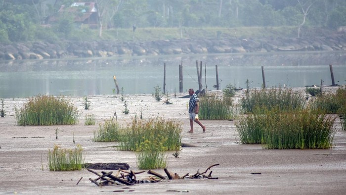 Nelayan melintas di kawasan muara Sungai Batang Anai yang mengalami pendangkalan di Padang, Sumatera Barat, Jumat (2/10/2026). Pascabanjir bandang 2025, sedimen dan material dari hulu membentuk daratan baru dan menyulitkan kapal nelayan untuk bersandar di dermaga Pangkalan Pendaratan Ikan (PPI) Muaro Anai yang berada di antara Kabupaten Padang Pariaman dan Kota Padang. ANTARA FOTO/Fitra Yogi/hma