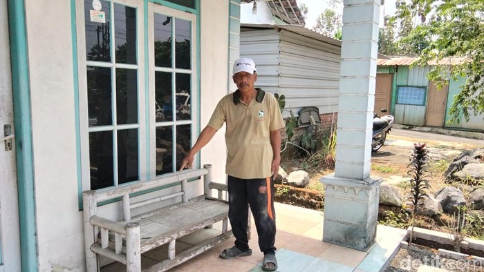 Penemu bayi Sumijani menunjukan lokasi penemuan bayi di lincak teras rumah warga Dusun Mendirat, Desa Pare, Kecamatan Kranggan, Kabupaten Temanggung, Jumat (2/10/2026).