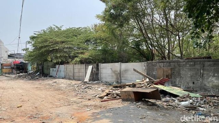Penertiban bangunan liar di Tanjungsari Surabaya