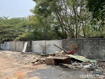 Pemkot Surabaya Tertibkan 7 Bangunan Liar di Sempadan Kali Satelit