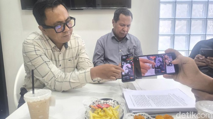 Pengacara keluarga Ediyanto, Jafri Musa saat  menunjukkan foto kawat 21 cm tertinggal di jantung Ediyanto.