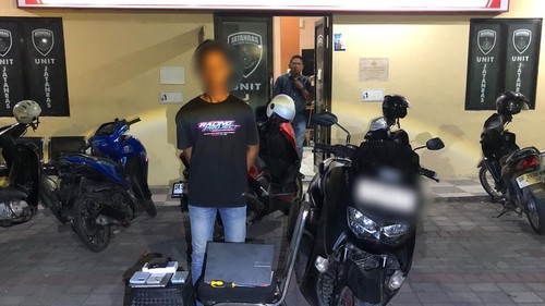 Penjual kopi keliling inisial MFA alias AAN (24) ditangkap polisi, Jumat (2/10/2026). Ia ditangkap lantaran menganiaya dan menggasak barang teman kos di Lingkungan Batu Dawe, Kelurahan Tanjung Karang, Mataram. (Dok. Polresta Mataram)