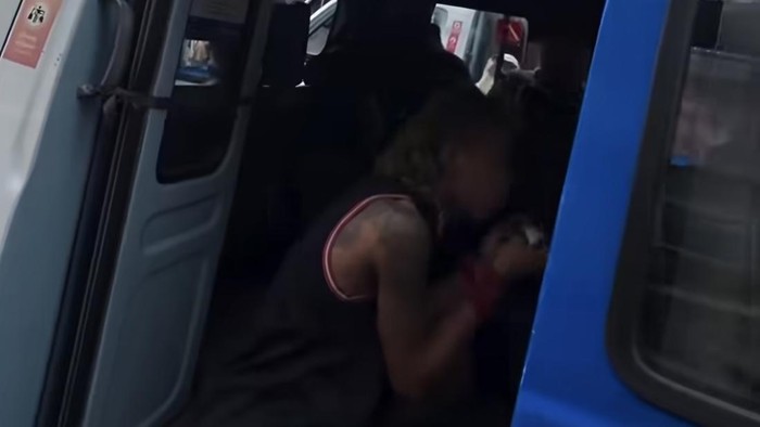 Penumpang JakLingko di Kampung Melayu terganggu oleh pengamen. Transjakarta minta maaf