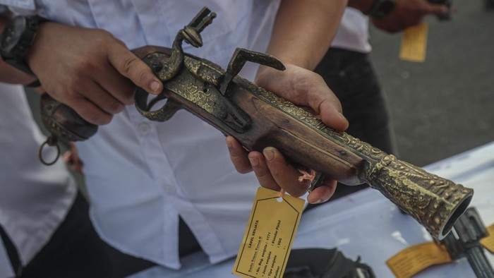 Panglima Komando Daerah Militer (Pangdam) XV/Pattimura Mayor Jenderal TNI Dody Triwinarto (tengah) didampingi Komandan Korem (Danrem) 152/Baabullah Brigjen TNI Enoh Solehudin (keenam kiri) beserta jajaran memperlihatkan amunisi saat rilis penyerahan sukarela senjata api dari masyarakat di Makorem 152/Babullah, Ternate, Maluku Utara, Jumat (2/10/2026). Kodam XV/Pattimura melalui Korem 152/Babullah menerima 75 pucuk senjata api ilegal, 1.069 butir amunisi, dan bahan peledak dari warga bekas peninggalan konflik sosial di Maluku Utara sekitar 1999-2000 serta senjata organik peninggalan keluarga yang diselundupkan dari Filipina sebagai upaya untuk menjaga keamanan dan ketertiban di wilayah Maluku Utara. ANTARA FOTO/Andri Saputra/hma