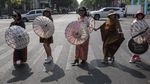 Lansia di Solo Rayakan Hari Batik Nasional dengan Penuh Gaya