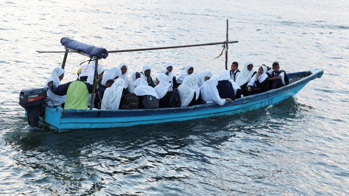 Lamu, sebuah kota di pesisir utara Kenya, menghadirkan pemandangan kehidupan masyarakat yang lekat dengan suasana tradisional. Kota ini menjadi permukiman utama di Pulau Lamu dan dikenal sebagai salah satu kawasan bersejarah yang menarik perhatian karena warisan budaya serta lingkungan pesisirnya. REUTERS/Monicah Mwangi