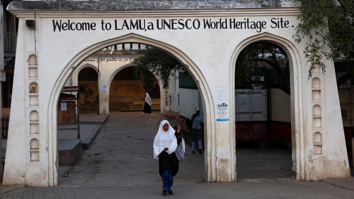 Lamu, sebuah kota di pesisir utara Kenya, menghadirkan pemandangan kehidupan masyarakat yang lekat dengan suasana tradisional. Kota ini menjadi permukiman utama di Pulau Lamu dan dikenal sebagai salah satu kawasan bersejarah yang menarik perhatian karena warisan budaya serta lingkungan pesisirnya. REUTERS/Monicah Mwangi