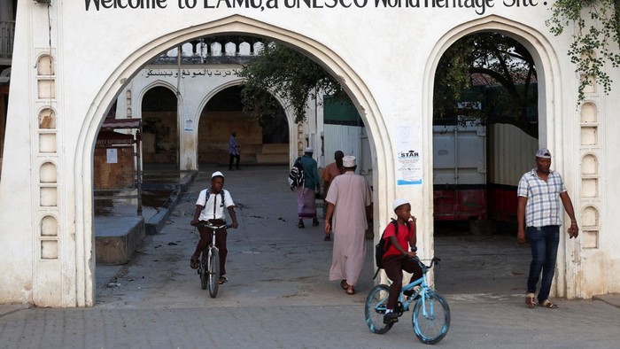 Lamu, sebuah kota di pesisir utara Kenya, menghadirkan pemandangan kehidupan masyarakat yang lekat dengan suasana tradisional. Kota ini menjadi permukiman utama di Pulau Lamu dan dikenal sebagai salah satu kawasan bersejarah yang menarik perhatian karena warisan budaya serta lingkungan pesisirnya. REUTERS/Monicah Mwangi