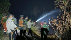 Polres Banyuasin dan Warga Padamkan Karhutla di Desa Gasing Banyuasin