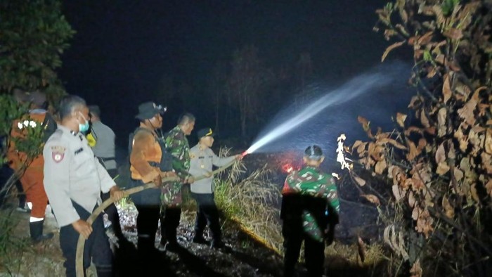 Petugas gabungan padamkan Api di kawasan Gasing Banyuasin