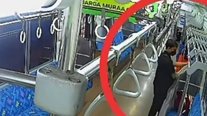 Petugas KCI menangkap terduga pencuri tas penumpang KRL. KCI menangkap terduga maling tas tersebut menggunakan teknologi yang dipunyainya. (ANTARA/HO-KAI)