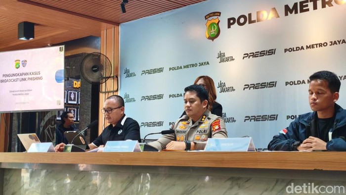 Polda Metro Jaya membongkar pembobolan kartu kredit bermodus SMS blasting, Jumat (2/10/2026).