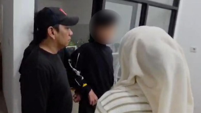 Polisi menangkap empat terduga pelaku pengeroyokan terhadap wanita di Jeneponto.