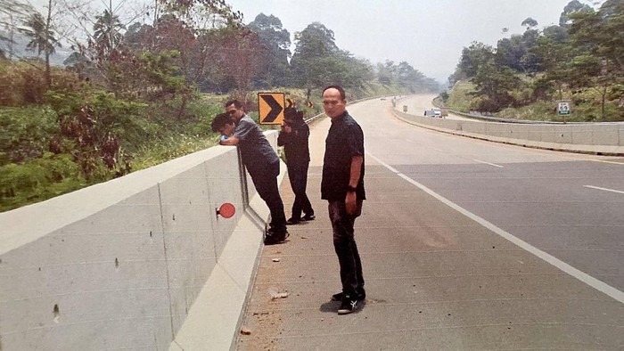 Polisi mendatangi ruas jalan Tol Bocimi, yang diduga kuat menjadi titik eksekusi pembuangan jasad
