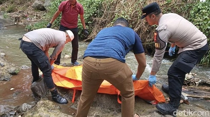 Polisi saat melakukan olah TKP penemuan mayat di Sungai Cipelang